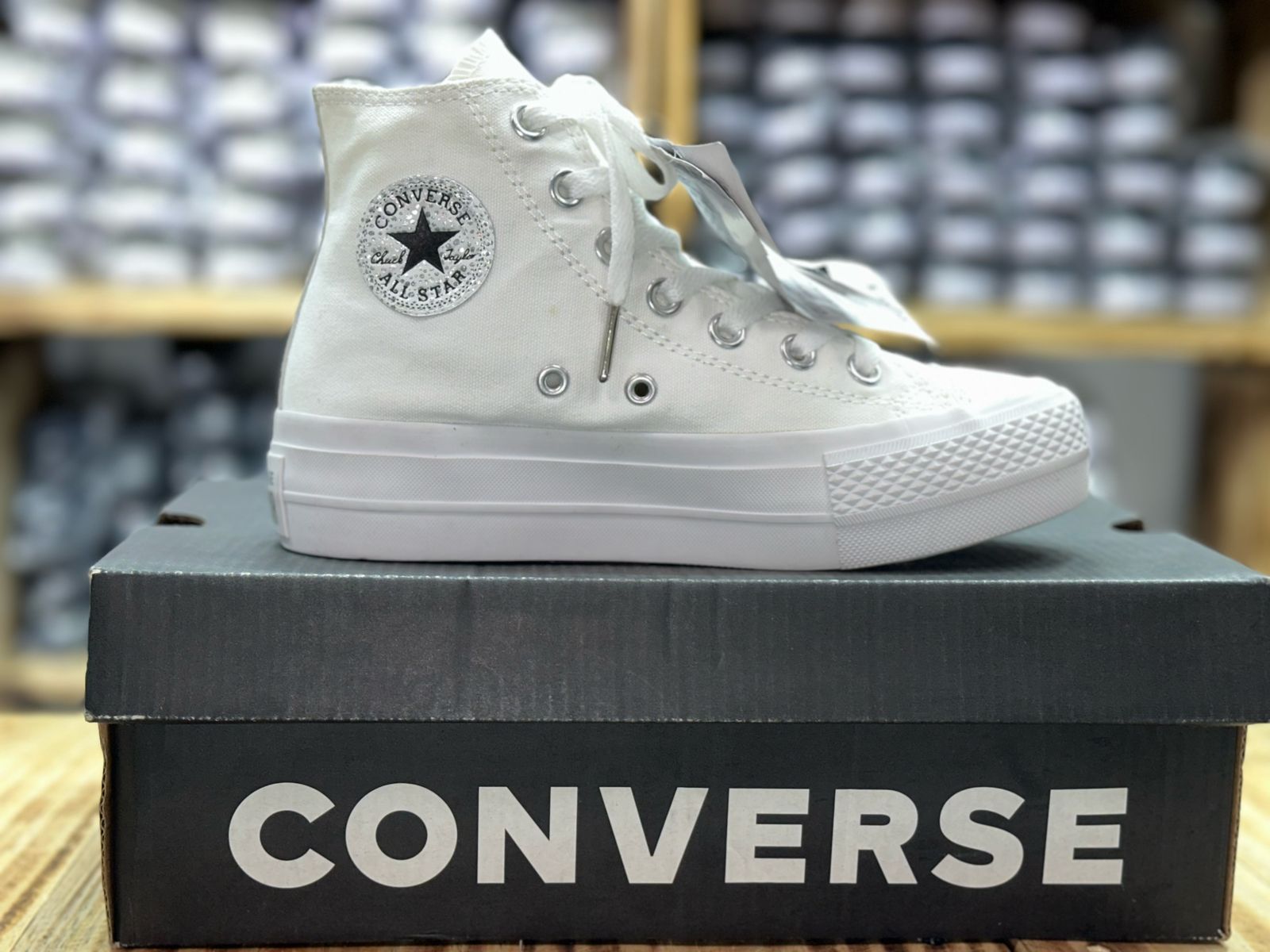 Tenis Estilo Converse Plataforma – Blanco con Punta y Detalles Plateados