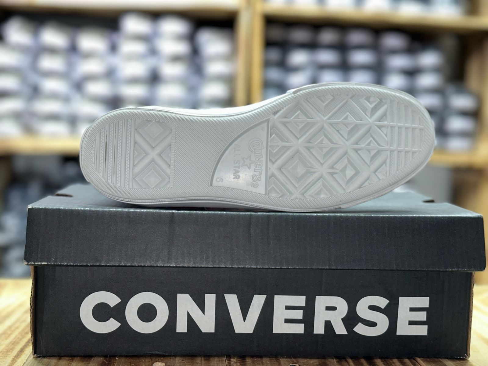 Tenis Estilo Converse Plataforma – Blanco con Punta y Detalles Plateados