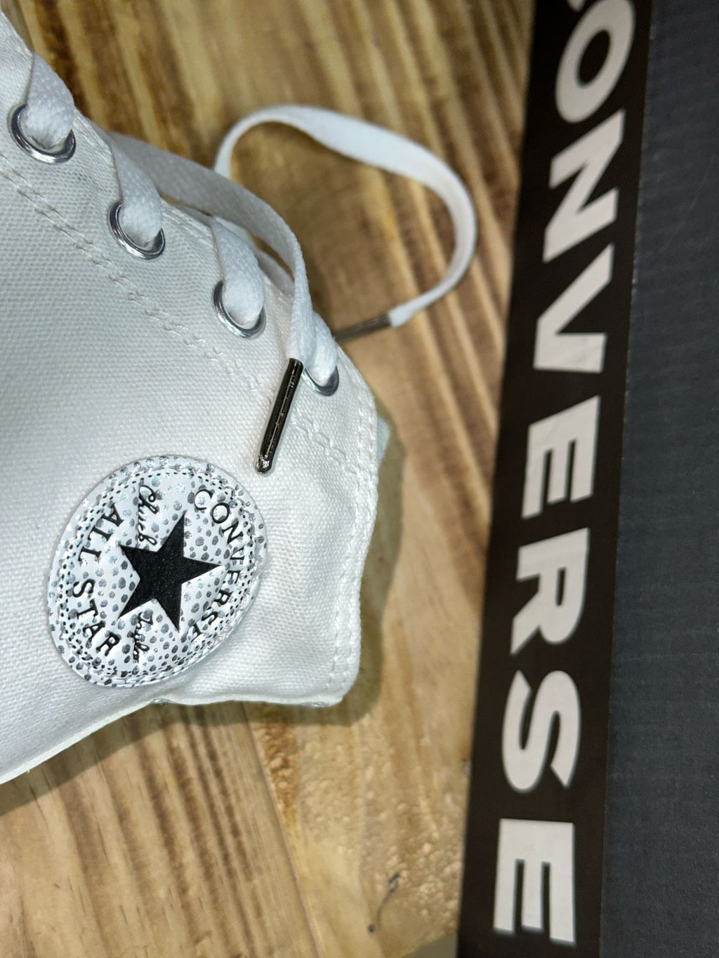Tenis Estilo Converse Plataforma – Blanco con Punta y Detalles Plateados