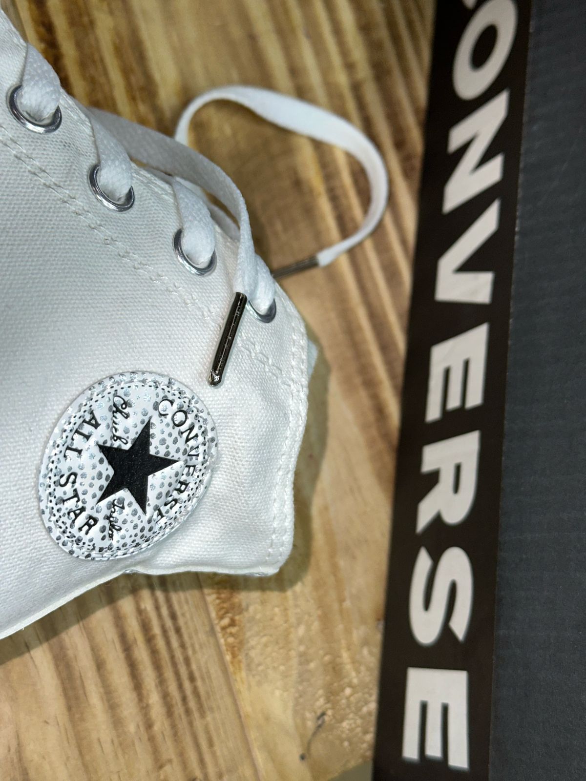 Tenis Estilo Converse Plataforma – Blanco con Punta y Detalles Plateados
