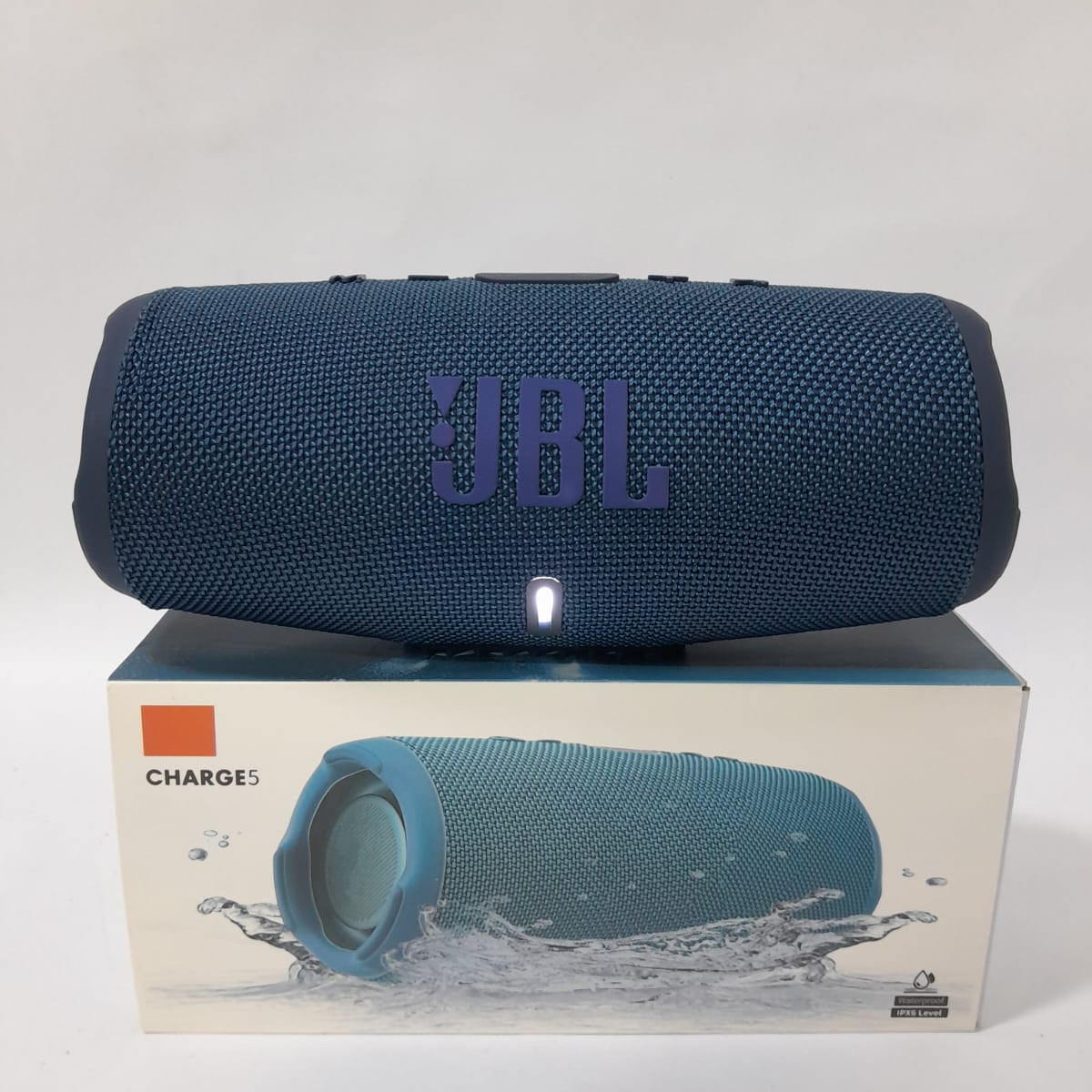 Parlante JBL Charge 5 Portátil Bluetooth – Rojo, Negro y Azul